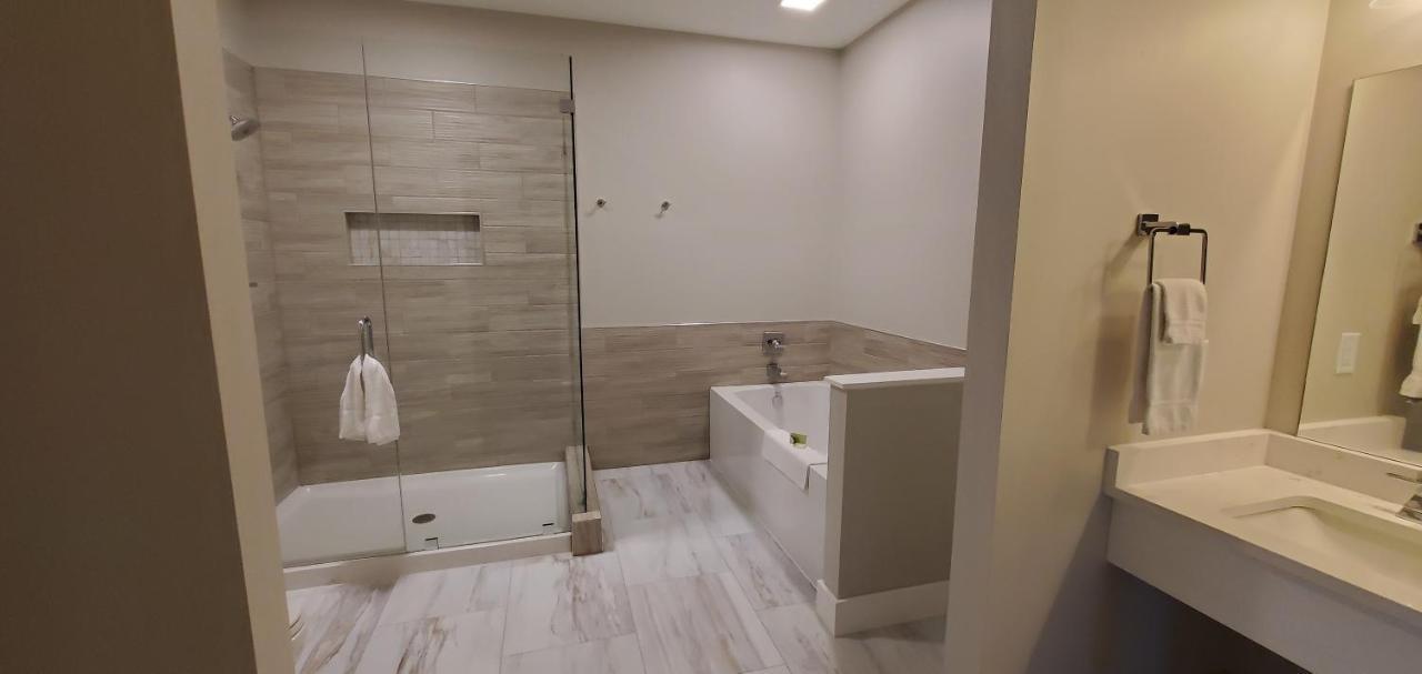 Inn At Amish Door Wilmot Екстериор снимка