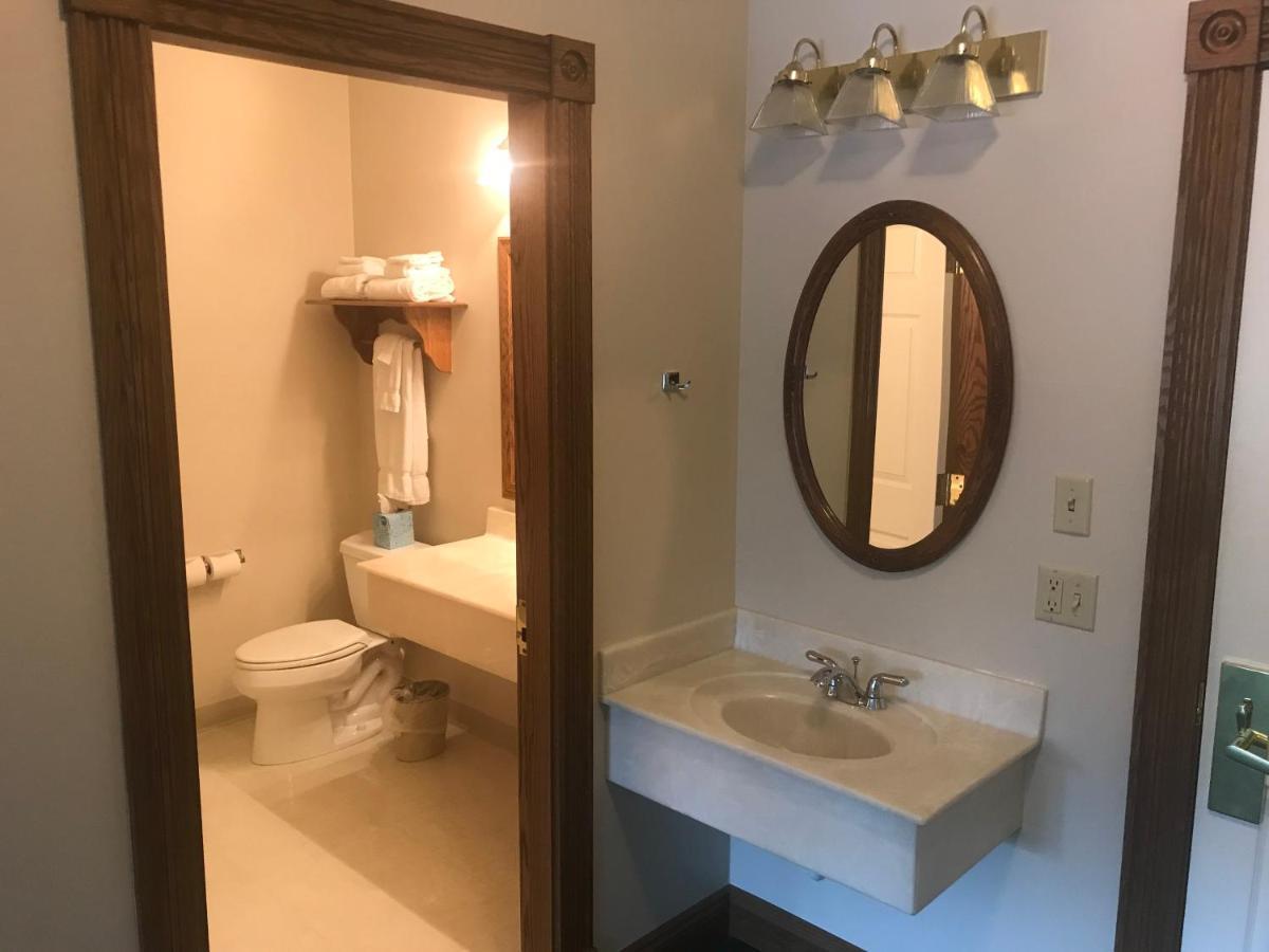 Inn At Amish Door Wilmot Екстериор снимка