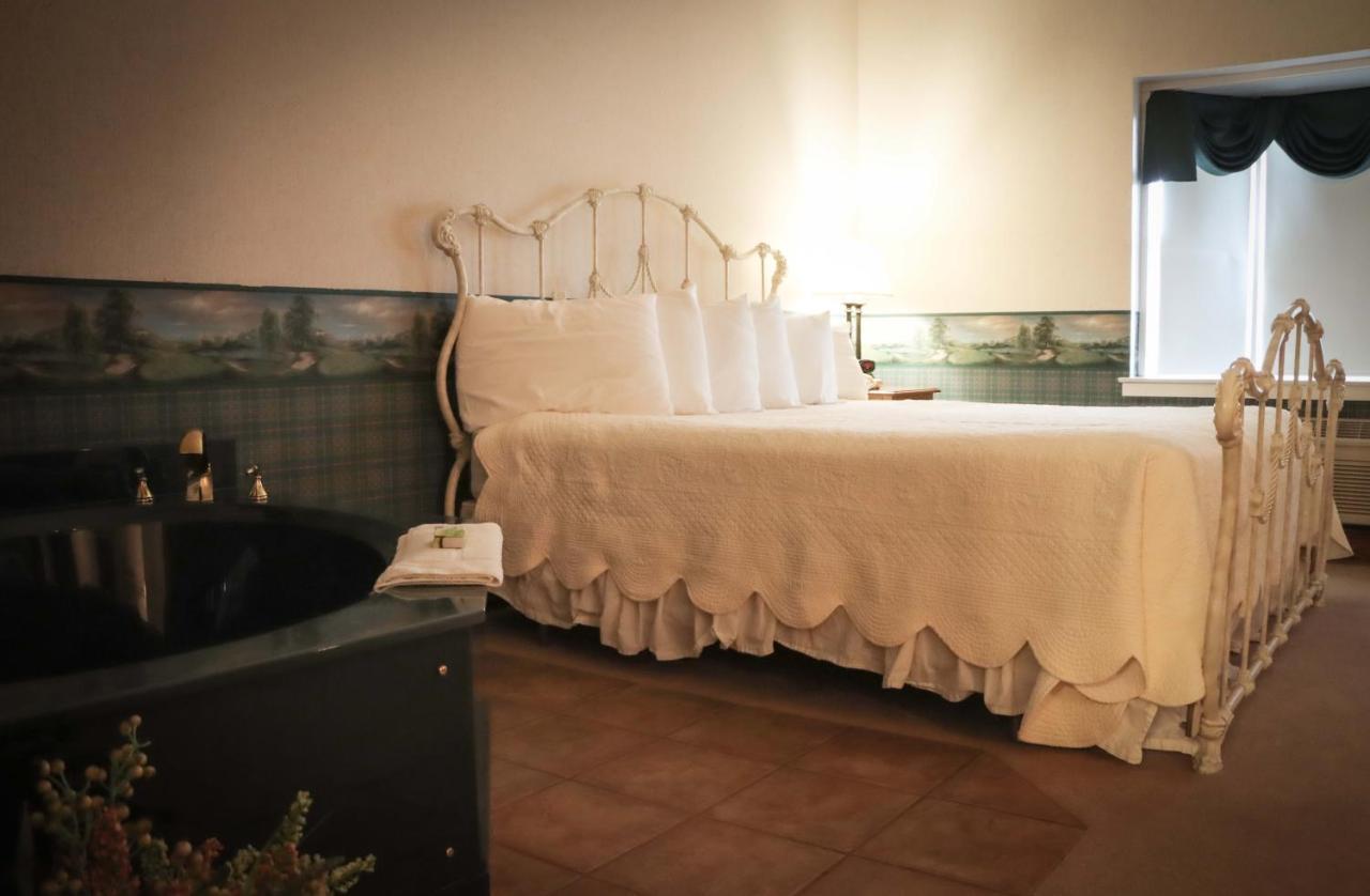 Inn At Amish Door Wilmot Екстериор снимка